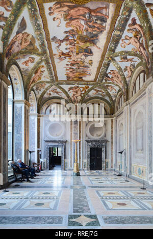 Ein paar Touristen beobachten die bemalte Decke in der Loggia von Amor und Psyche (1518) von Raphaël, Renaissance Villa Farnesina Trastevere, Rom, Italien Stockfoto