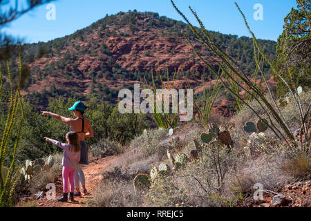 Mutter und Tochter auf eine Wanderung im Sedona Arizona Stockfoto