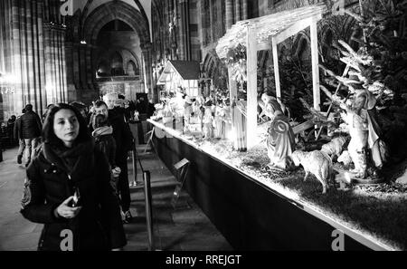 Straßburg, Frankreich - Dec 23, 2017: Krippe Krippe in der Notre-Dame de Strasbourg Kathedrale im Winter Urlaub Saison, die die Geburt von Jesus - Menschen bewundern die Statuen - Schwarz und Weiß Stockfoto