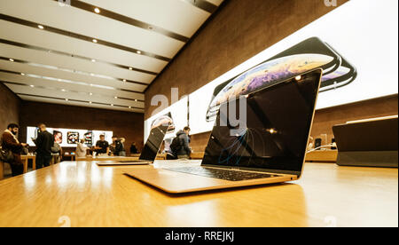 PARIS, Frankreich - Nov 8, 2018: Seitenansicht des modernen neueste neue Apple MacBook Air Notebook mit Retina Display und neue CPU - Apple Store mit Käufern Stockfoto