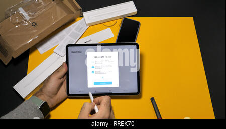 PARIS, Frankreich, 16.November 2018: Willkommen bei TV App Nachricht auf neuesten iPad Pro von Apple Computer Stockfoto