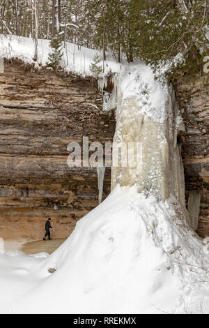 Munising Munising, Michigan - fällt im Winter, die in dargestellten Felsen National Lakeshore. Stockfoto