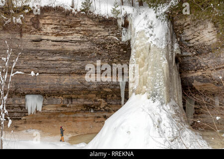 Munising Munising, Michigan - fällt im Winter, die in dargestellten Felsen National Lakeshore. Stockfoto