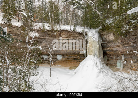 Munising Munising, Michigan - fällt im Winter, die in dargestellten Felsen National Lakeshore. Stockfoto