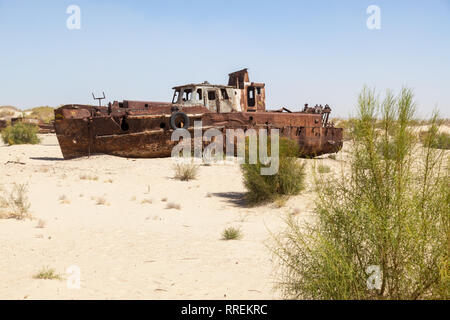 Rustikale Boote auf einem Schiff Friedhöfe auf einer Wüste um Moynaq, Moynoq oder Muynak - Aralsee oder Aral See - Usbekistan, in Zentralasien Stockfoto