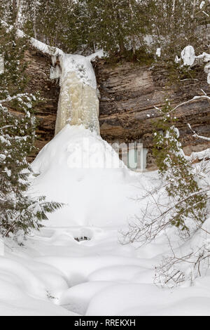 Munising Munising, Michigan - fällt im Winter, die in dargestellten Felsen National Lakeshore. Stockfoto