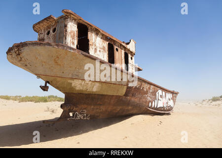 Rustikale Boote auf einem Schiff Friedhöfe auf einer Wüste um Moynaq, Moynoq oder Muynak - Aralsee oder Aral See - Usbekistan, in Zentralasien Stockfoto