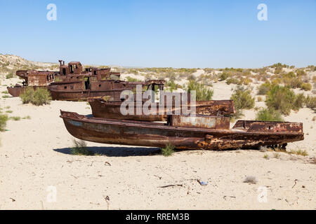 Rustikale Boote auf einem Schiff Friedhöfe auf einer Wüste um Moynaq, Moynoq oder Muynak - Aralsee oder Aral See - Usbekistan, in Zentralasien Stockfoto