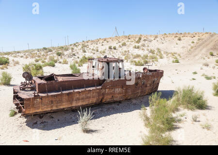 Rustikale Boote auf einem Schiff Friedhöfe auf einer Wüste um Moynaq, Moynoq oder Muynak - Aralsee oder Aral See - Usbekistan, in Zentralasien Stockfoto