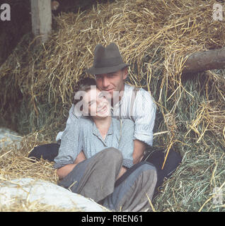 HERBSTMILCH/D 1988 - Joseph Vilsmaier / Der Film basiert auf den Lebenserinnerungen der Bäuerin Anna Wimschneider. Erzählt wird eine Geschichte vom harten Leben auf dem Lande. Einer archaisch anmutenden Inmitten dörflichen Familienstruktur meistert die Bäuerin Anna ihr schweres Leben mit grosser seelischer Kraft. Szene mit DANA VAVROVA als Anna und WERNER STOCKER - der leider früh verstorbene Wis-als Annas Ehemann Albert. / 35661 - -1-56880/, 03 DFAHerbst/Überschrift: HERBSTMILCH/BRD 1988 Stockfoto