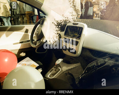 Straßburg, Frankreich - Okt 1, 2017: Innenansicht des modernen Renault ZE ZOE Elektroauto zentrale Steuerung Tasten, Schaltung, Armaturenbrett, Lenkrad Tasten das Auto warme Töne Bild zu kontrollieren Stockfoto