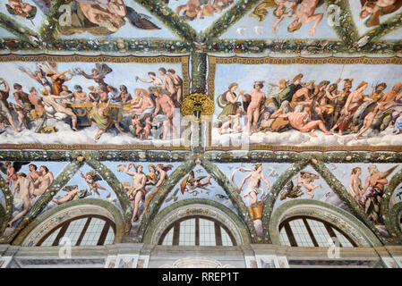 Bemalte Decke der Loggia von Amor und Psyche (1518) von Raphaël, in der Renaissance Villa Farnesina, erbaut 1506-1510, Trastevere, Rom, Italien Stockfoto