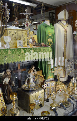 Schaufenster der Spezialist Store Verkauf Christian Kleidung, liturgischen Waren, klerikale Kleidung und religiöse Statuen, Rom, Italien Stockfoto