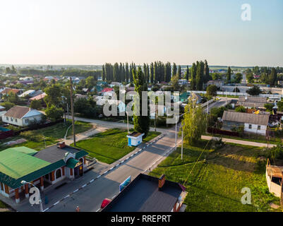 Gryazi, Russland - Juli 29. 2018. Blick von oben auf die 1-stöckige Wohngebäude. Typische Provinzstadt Stockfoto