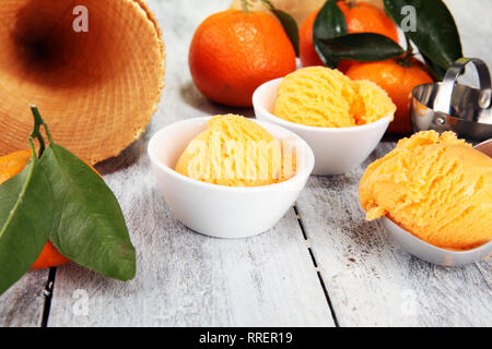 Kugel tangarine orange Eis. Köstliches Eis mit cremiger Lufthutze und Waffel eingestellt Stockfoto