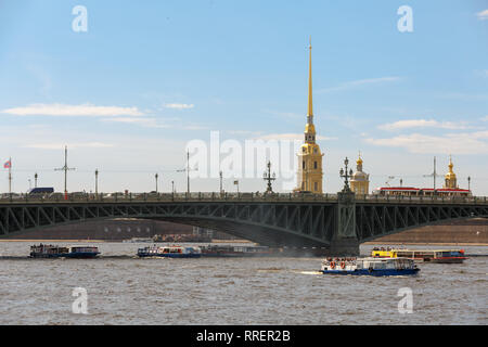 SAINT-Petersburg, Russland, 30. MAI 2018: Mehrere ausflug Schiffe fahren auf der Newa vor dem Hintergrund der Peter und Paul Festung Stockfoto