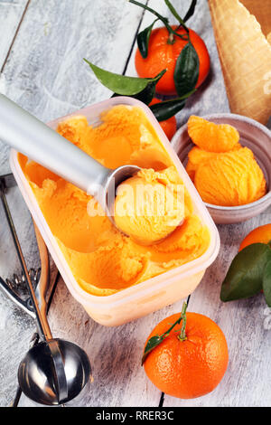 Kugel tangarine orange Eis. Köstliches Eis mit cremiger Lufthutze und Waffel eingestellt Stockfoto