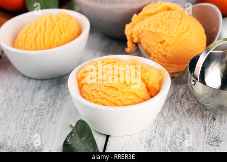 Kugel tangarine orange Eis. Köstliches Eis mit cremiger Lufthutze und Waffel eingestellt Stockfoto