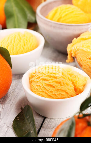 Kugel tangarine orange Eis. Köstliches Eis mit cremiger Lufthutze und Waffel eingestellt Stockfoto