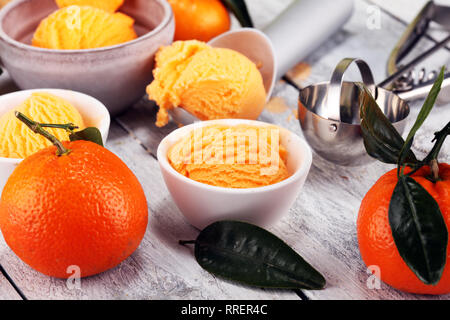 Kugel tangarine orange Eis. Köstliches Eis mit cremiger Lufthutze und Waffel eingestellt Stockfoto