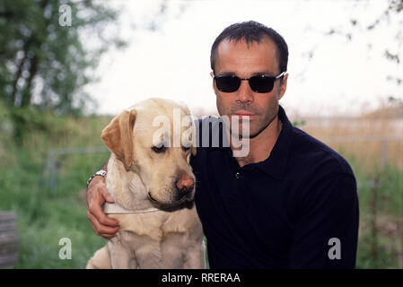 ALPHAMANN - Foto: Tom Leschek (Hannes Jaenicke) Regie: Thomas Jauch aka. 1. Amok/Überschrift: ALPHAMANN/BRD 1999 Stockfoto