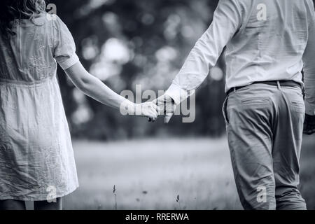 Foto im Retro-stil. junge Familie Wandern auf dem Rasen im Park Stockfoto