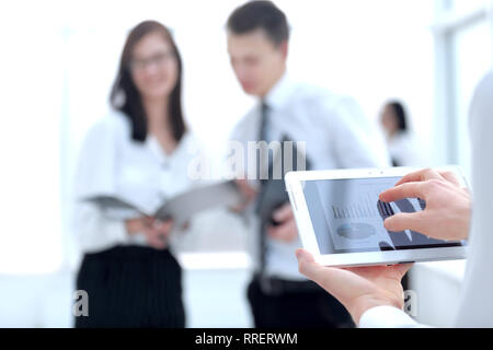 Bis zu schließen. der Geschäftsmann nutzt ein digitales Tablet zu finanziellen Daten prüfen. Stockfoto