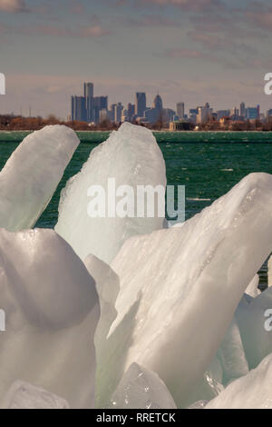 Detroit, Michigan - Eisblöcke am Ufer des Detroit River flussaufwärts von der Innenstadt von Detroit. Stockfoto