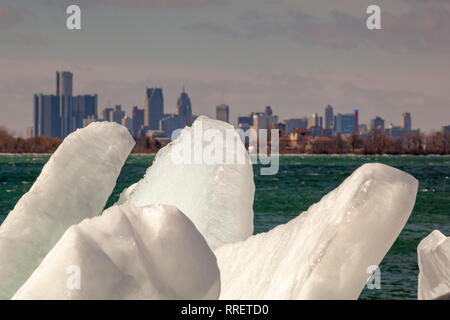 Detroit, Michigan - Eisblöcke am Ufer des Detroit River flussaufwärts von der Innenstadt von Detroit. Stockfoto