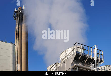 Waste-to-energy Anlagen mit hohen Schornstein und dampfende Kühltürme auf sonnigen Tag mit blauem Himmel Stockfoto