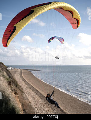 Großbritannien hat heißesten Winter Wetter überhaupt. Hoher Druck, blauer Himmel und idyllischen Bedingungen. Paragliding vom Titchfield Strand Stockfoto