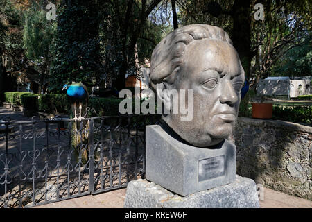 'Monumental Kopf' von Diego Rivera an der Dolores Olmedo Museum, Xochimilco, Mexiko City, Mexiko. Antonio Castellanos Basich ist ein mexikanischer Bildhauer. Stockfoto