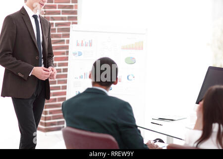 Mitarbeiter diskutieren neue Business Projekt im Büro Stockfoto