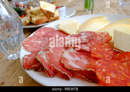 Die Auswahl an italienischen Schinken und Käse auf weiße Platte Stockfoto