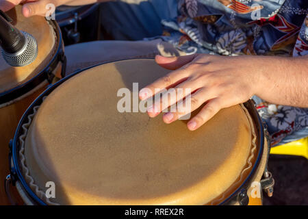 Detail der Mann spielt atabaque während der Party in der Karneval der Stadt Belo Horizonte, Minas Gerais Stockfoto