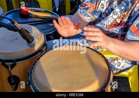 Detail der Mann spielt atabaque während der Party in der Karneval der Stadt Belo Horizonte, Minas Gerais Stockfoto