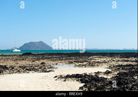 Blick auf die Insel Lobos Strand von Corralejo Stockfoto