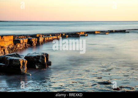 Kimmeridge Leiste bei Ebbe bei Kimmeridge Bay Dorset England ausgesetzt Stockfoto