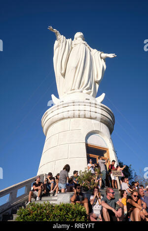 Die Jungfrau Maria auf der Spitze des Cerro San Cristóbal, (Tupahue, San Cristóbal Hill) in Santiago de Chile Stockfoto