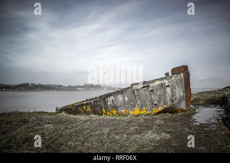 Moody Landscape view, einer der Purton Hulks, Gloucestershire; Betonschiffe laufen in den 1950er Jahren auf Grund, um Gezeiten Erosion Barriere, Severn Estuary UK zu schaffen. Stockfoto