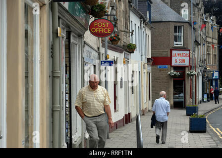 Tourismus: Männer, die auf der High Street in Selkirk, südöstlich von Schottland, Großbritannien, spazieren Stockfoto