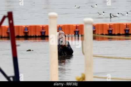 Allahabad, Indien. 24 Feb, 2019. Allahabad: Ministerpräsident Narendra Modi bieten Gebet während der Einnahme von holydip im Sangam während Kumbh in Allahabad am 24-02-2019. Foto von Prabhat Kumar verma Credit: Prabhat Kumar Verma/Pacific Press/Alamy leben Nachrichten Stockfoto