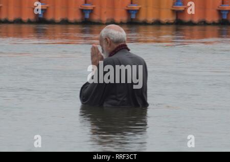 Allahabad, Indien. 24 Feb, 2019. Allahabad: Ministerpräsident Narendra Modi bieten Gebet während der Einnahme von holydip im Sangam während Kumbh in Allahabad am 24-02-2019. Foto von Prabhat Kumar verma Credit: Prabhat Kumar Verma/Pacific Press/Alamy leben Nachrichten Stockfoto