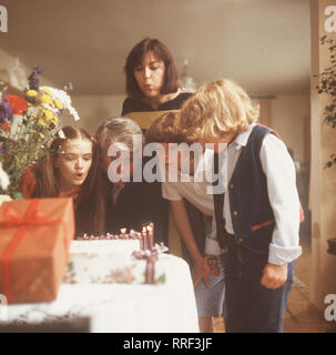 ICH HEIRATE EINE FAMILIE/Der fünfzigste Geburtstag/D 1984/Werner freut sich über die Geburtstagsüberraschung. Szene mit Julia Biedermann (Tanja), PETER WECK (Werner), Thekla Carola Wied (Angie), TIMMO NIESNER (Markus), Tarek HELMY (Tom). /EM/-0-50022/Überschrift: ICH HEIRATE EINE FAMILIE Stockfoto