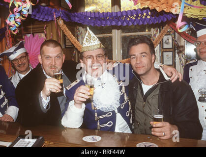 TATORT/Restrisiko/Ballauf (Klaus J. Behrendt, r) und Schenk (Dietmar Bär) versuchen sich gemeinsam für den KÜlner Karneval zu begeistern - doch bald wird daraus blutiger Ernst: Das tanzmariechen aus schenks Karnevalsverein wird ermordet aufgefunden. Szene mit PETER MILLOWITSCH (karnevalist)/C 42269-0/-52707, 01 DFATatort1/Überschrift: TATORT/D 1998 Stockfoto