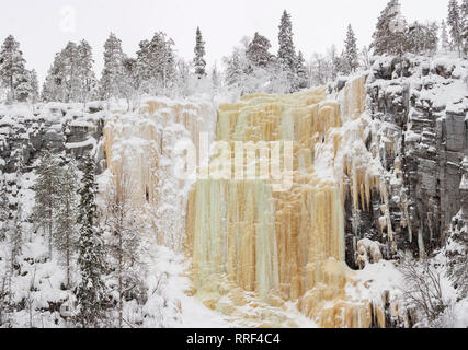 Die mächtigen braunen Fluss Eis fallen oder Ruskea Virta in Korouoma Canyon in der Nähe von Posio in Finnland Stockfoto