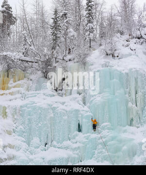 Eiskletterer auf dem Mammut fallen oder in Mammuttiputous Kurouoma Canyon, Finnland Stockfoto