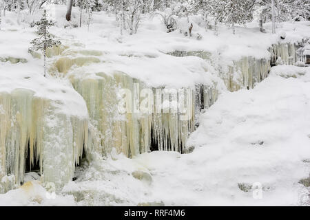 Eis fallen Charlie Brown fallen oder Jaska Jokunen in Korouoma Canyon in der Nähe von Posio in Finnland Stockfoto