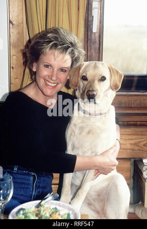 GIRL FRIENDS - Marie macht sich Person Gedanken über ein romantik-hotel auf dem Lande. Im Bild: Marie (MARIELE MILLOWITSCH) mit Hund 'Biene'. aka. Stocksauer/Überschrift: GIRL FRIENDS Stockfoto