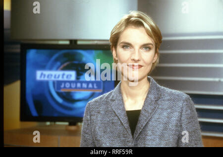 HEUTE-JOURNAL/Im Bild: 31 jährige Marietta Slomka ist die neue Moderatorin im ZDF-heute-journal". Die engagierte Journalistin konnte nach ihrer wirtschaftswissenschaftlichen Ausbildung schnell ihre grossen Fähigkeiten beweisen. Zudem besitzt sie die Gabe, komplizierte politische und wirtschaftliche Sachverhalte im Fernsehen verständlich und anschaulich darzustellen. MARIETTA SLOMKA wird Nachfolgerin von 'Alexander Niemetz'. Machen sie präsentiert das "heute-journal" am Donnerstag, den 29.01.2001 um 21.45 Uhr. / V--1-51991/, 29 DFAHeute2/Überschrift: HEUTE-JOURNAL Stockfoto